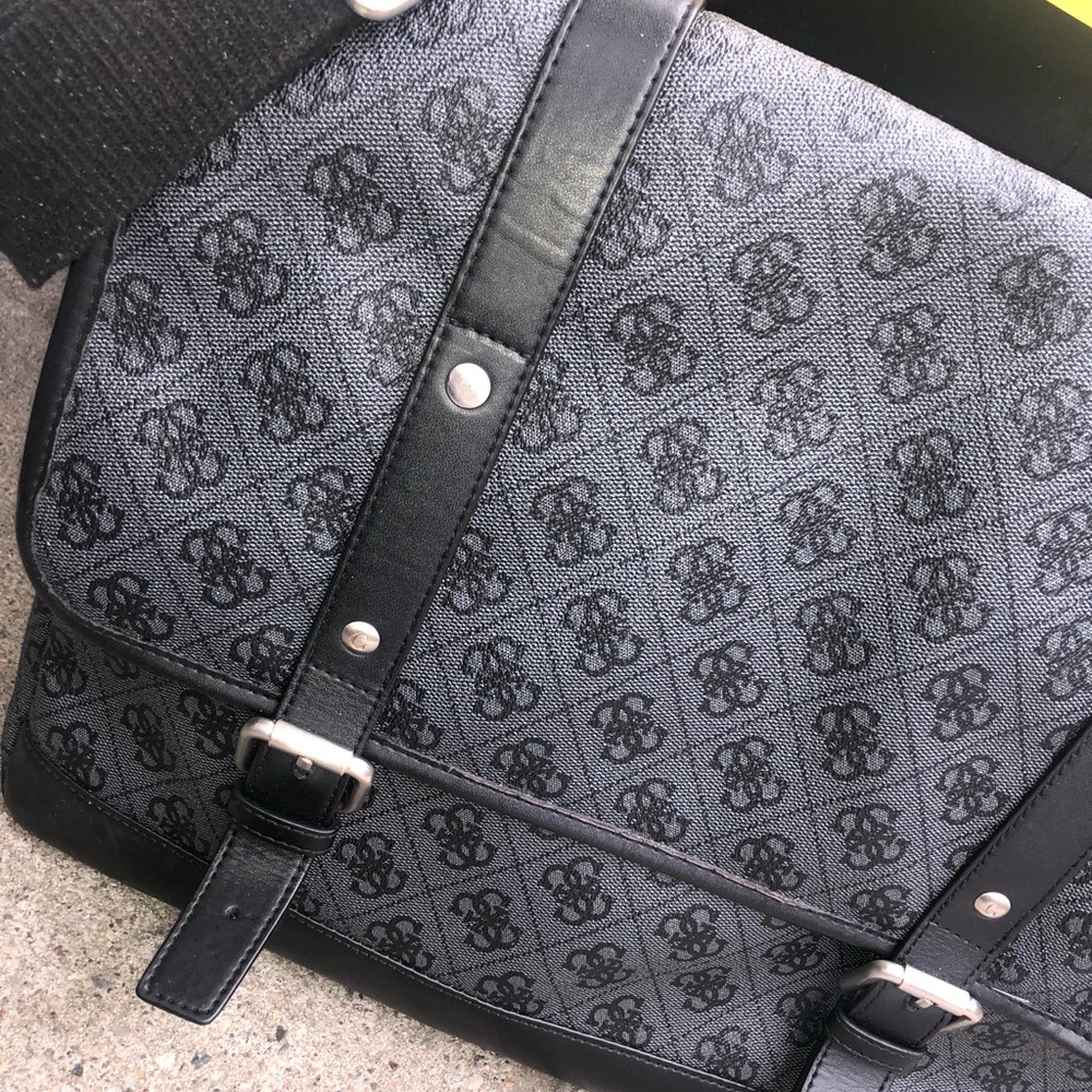 Extremely nice Guess bag very clean for 2007 💦